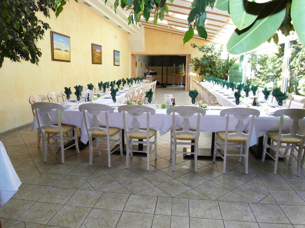 Weinhotel Kirchenwirt Голс Екстериор снимка