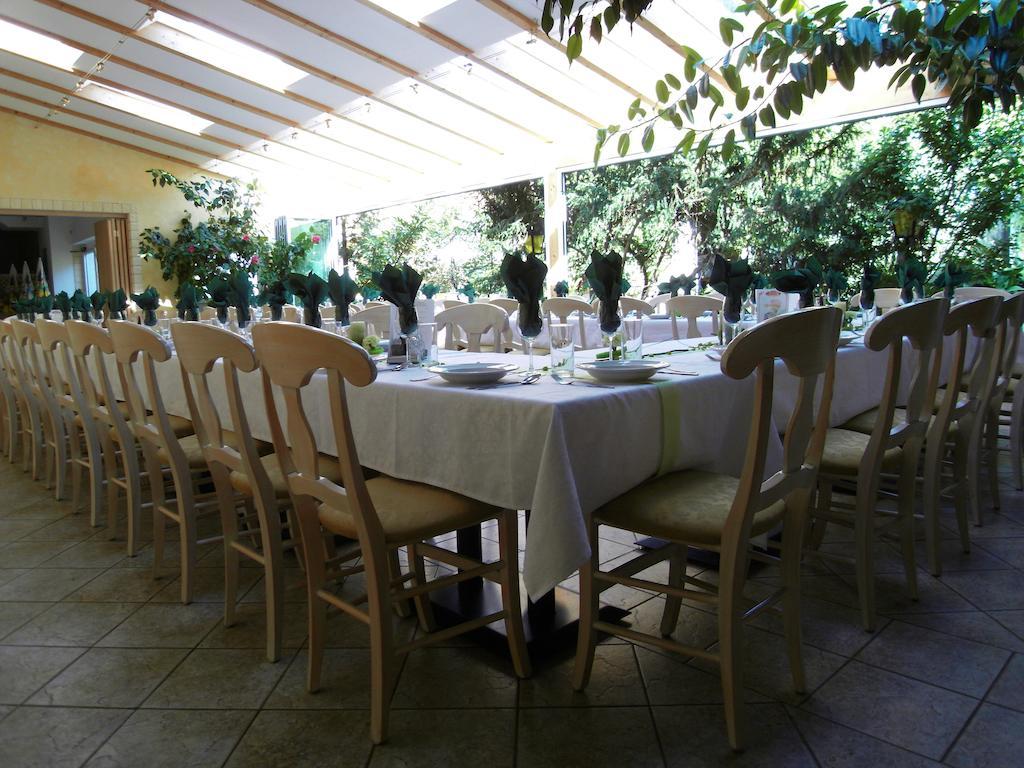 Weinhotel Kirchenwirt Голс Екстериор снимка